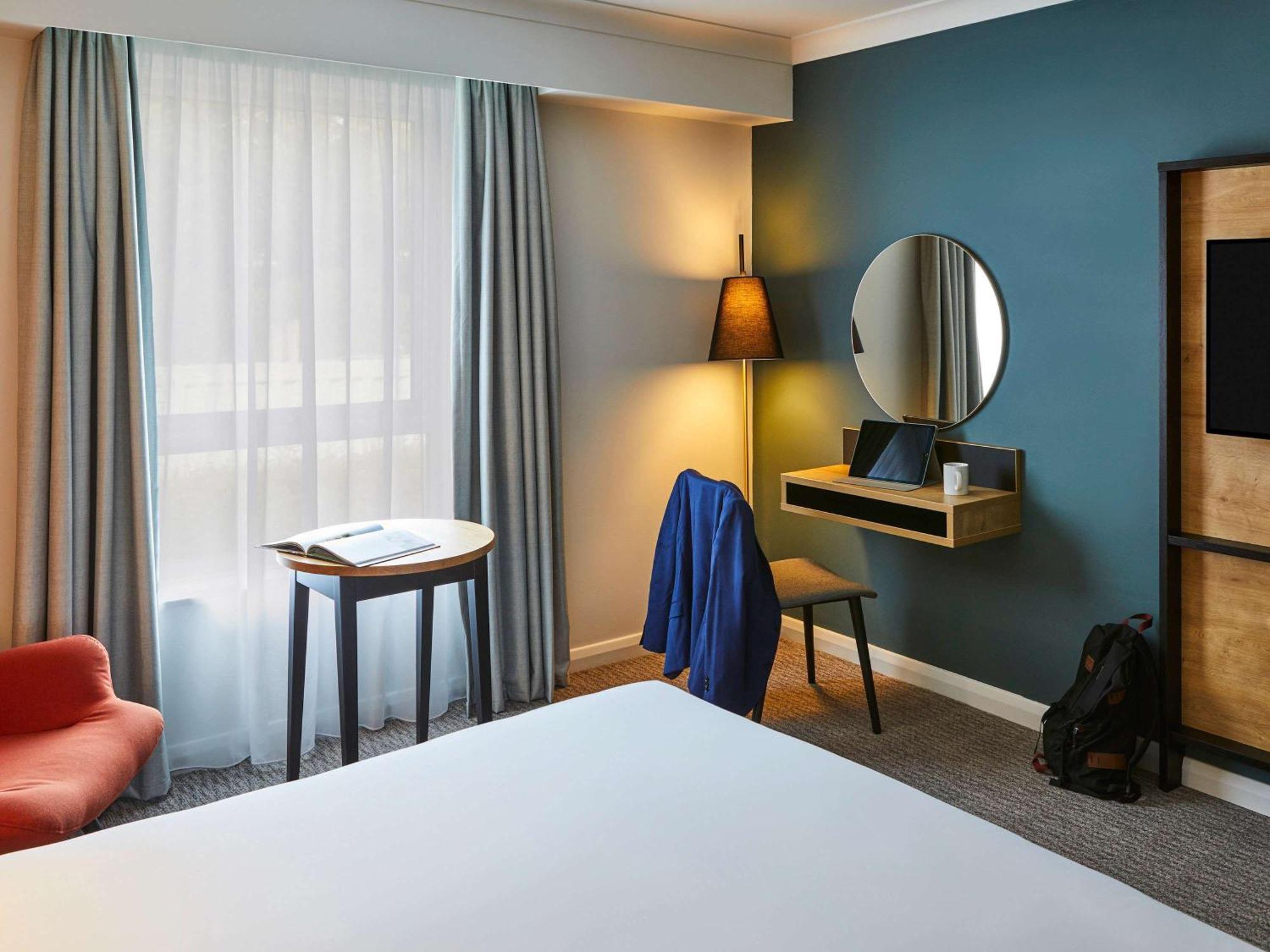 Mercure Cardiff North Hotel Exterior photo