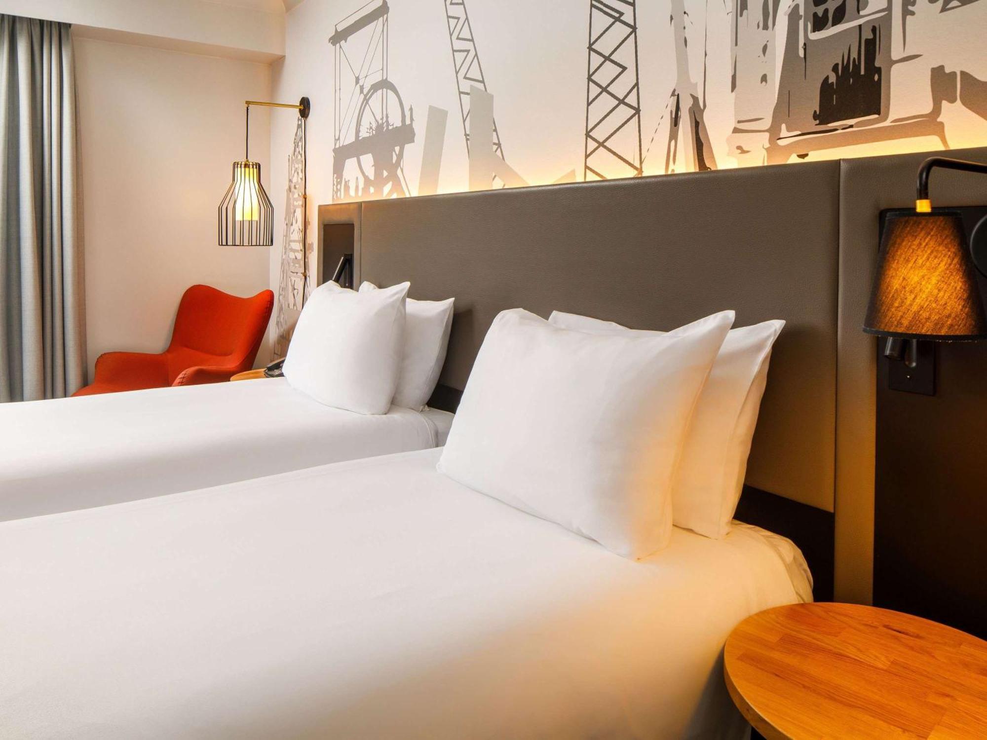 Mercure Cardiff North Hotel Exterior photo