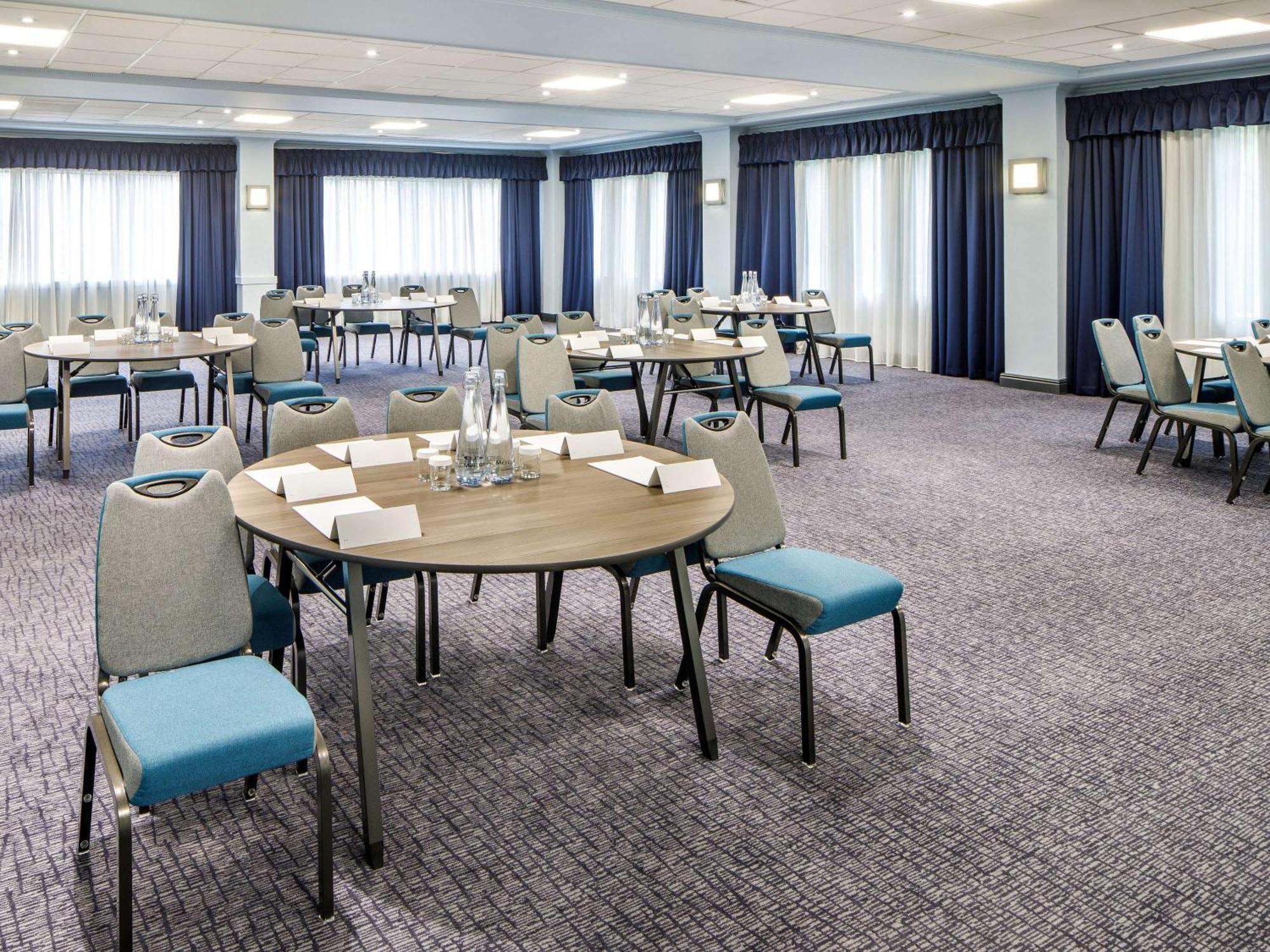 Mercure Cardiff North Hotel Exterior photo