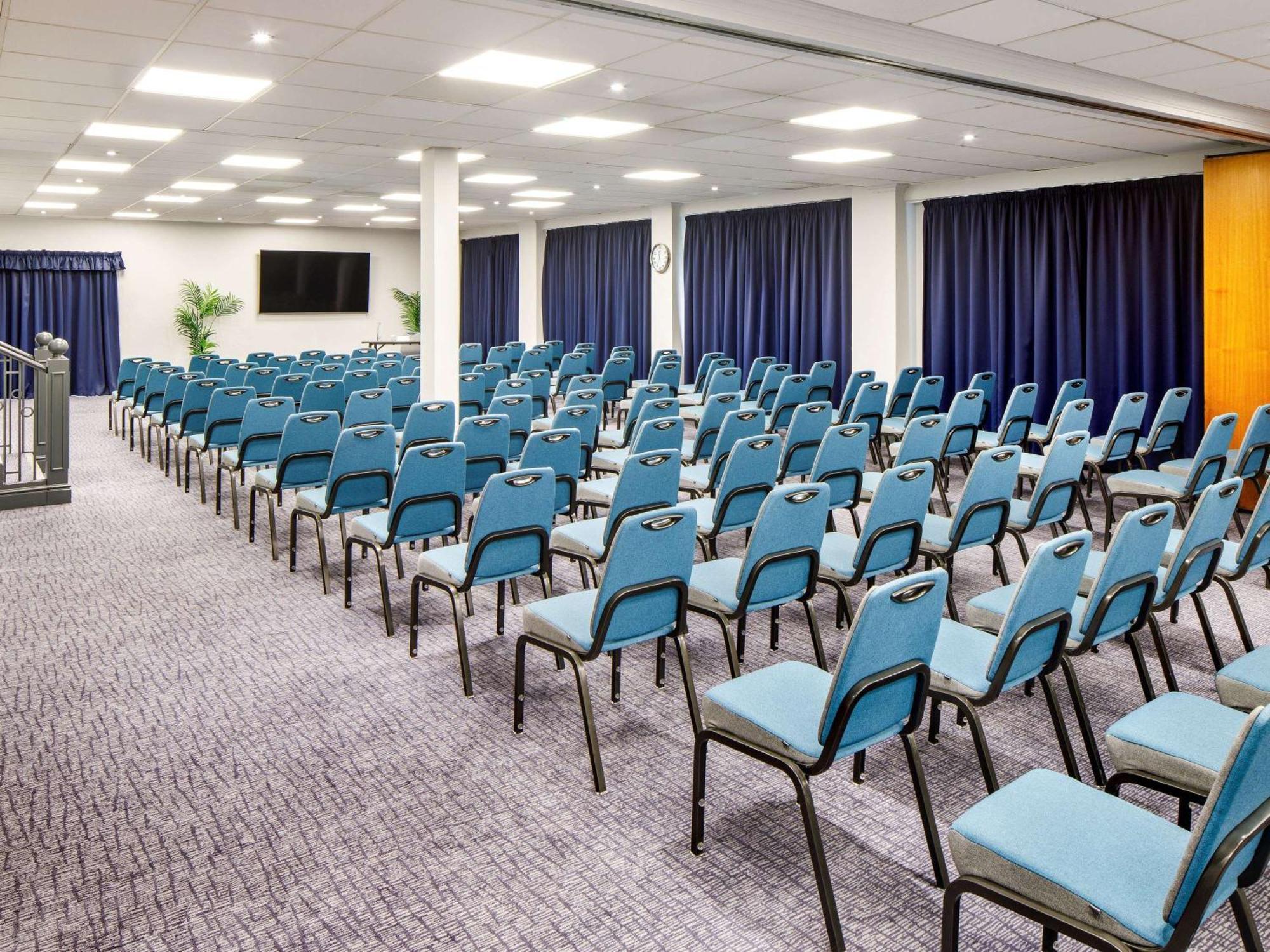 Mercure Cardiff North Hotel Exterior photo